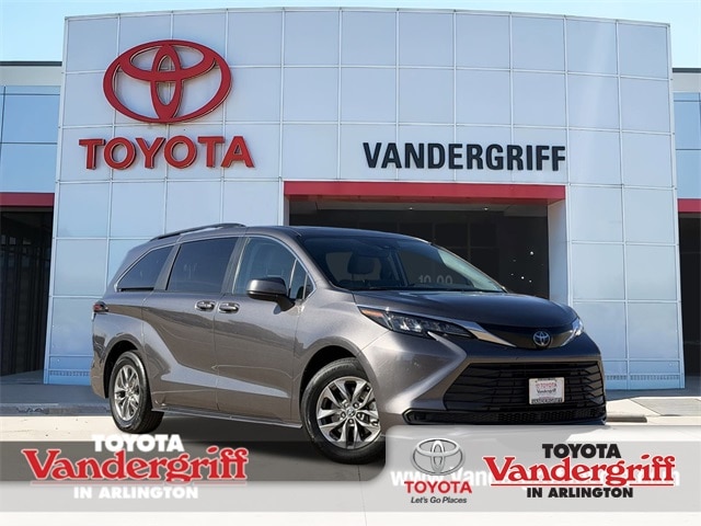 2024 Toyota Sienna LE's photo
