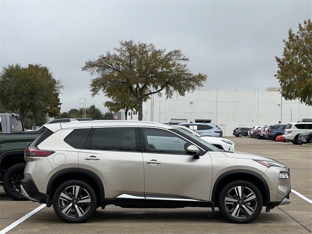 2023 Nissan Rogue Platinum photo 2