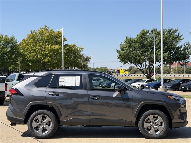 2025 Toyota RAV4 Hybrid XLE photo 3