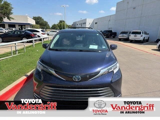 2022 Toyota Sienna Limited 7-Passenger Hybrid FWD's photo