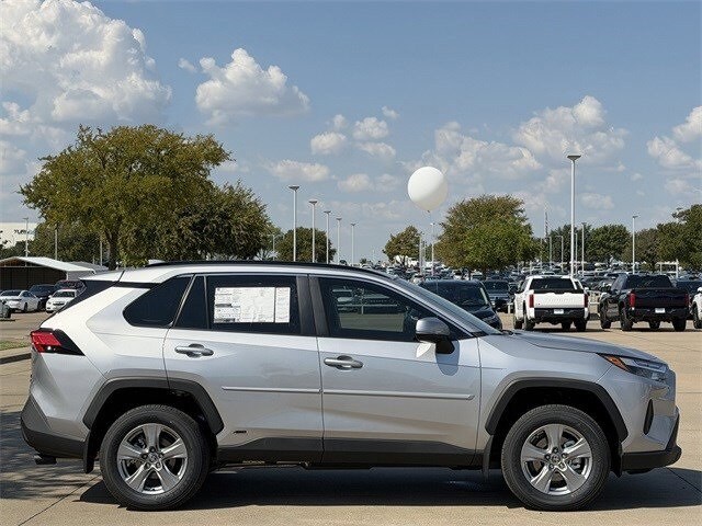 2025 Toyota RAV4 Hybrid XLE photo 3