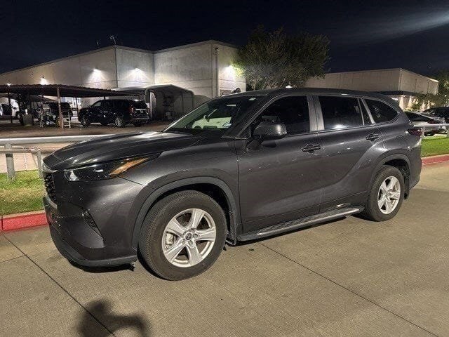 2024 Toyota Highlander LE photo 3