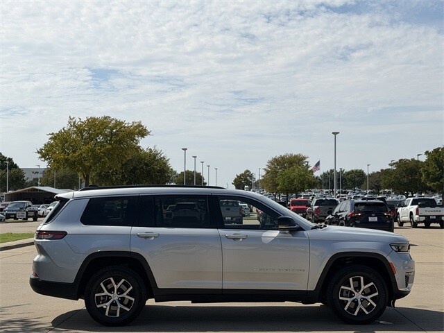2024 Jeep Grand Cherokee Limited photo 3