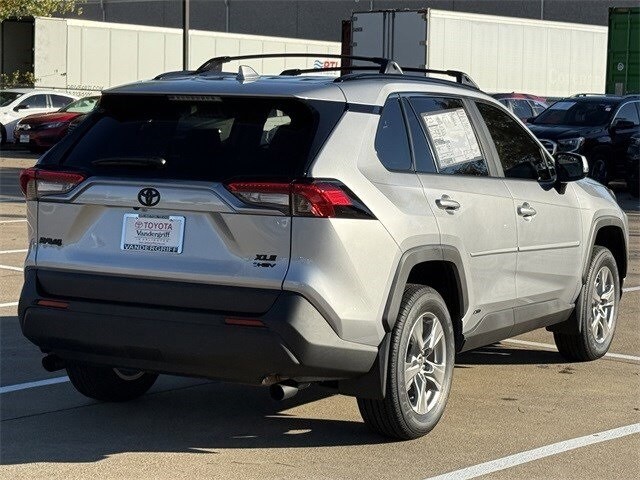 2025 Toyota RAV4 Hybrid XLE photo 4