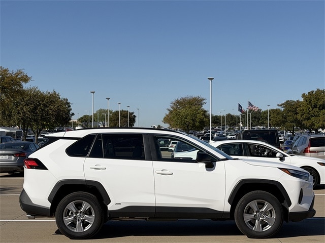 2025 Toyota RAV4 Hybrid LE photo 3