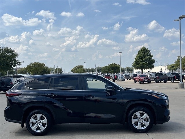 2024 Toyota Highlander LE photo 2