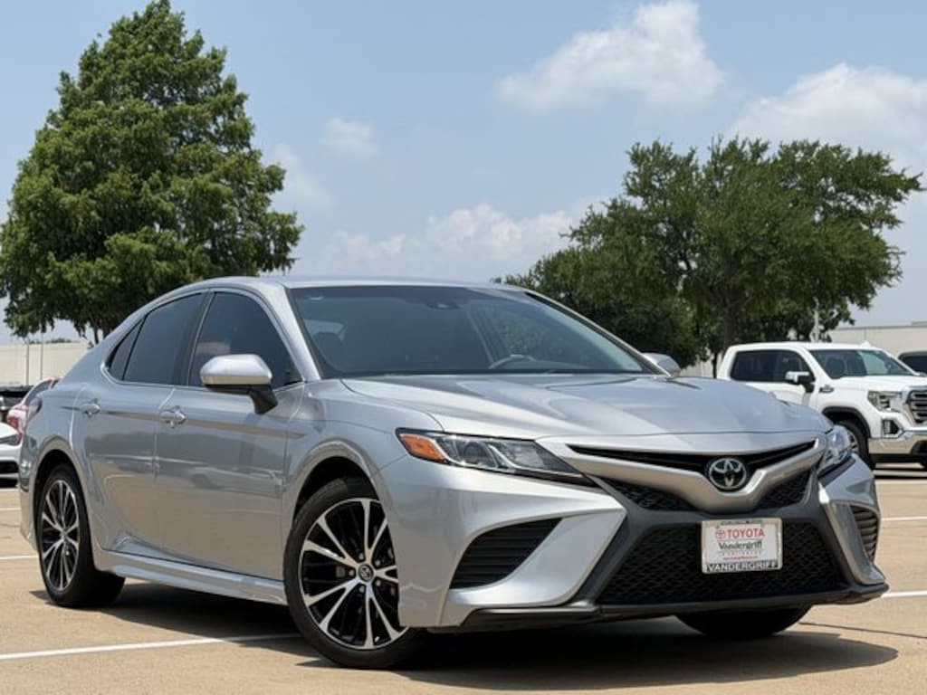 Used 2018 Toyota Camry SE Sedan