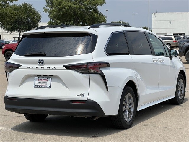 2024 Toyota Sienna LE photo 3