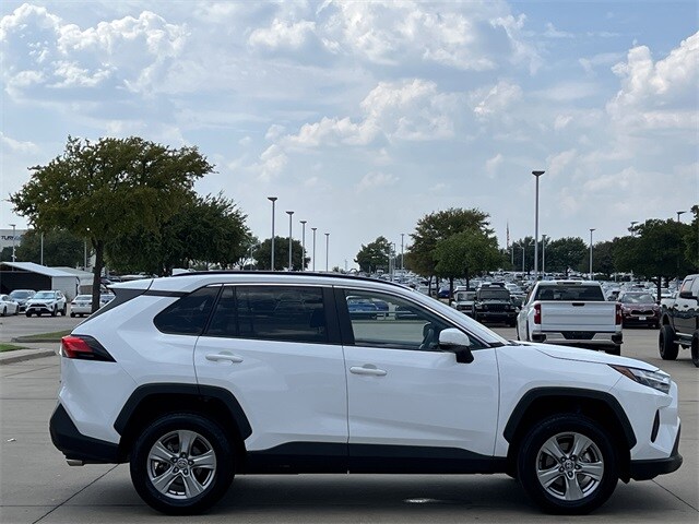 2024 Toyota RAV4 XLE photo 3
