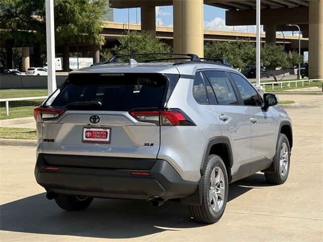 2025 Toyota RAV4 XLE photo 4