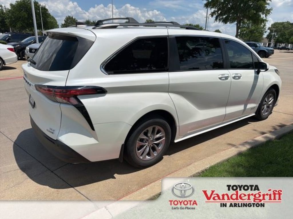 Used 2021 Toyota Sienna XLE Van