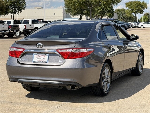 2017 Toyota Camry SE photo 3