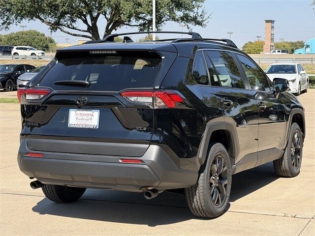 2025 Toyota RAV4 XLE photo 4