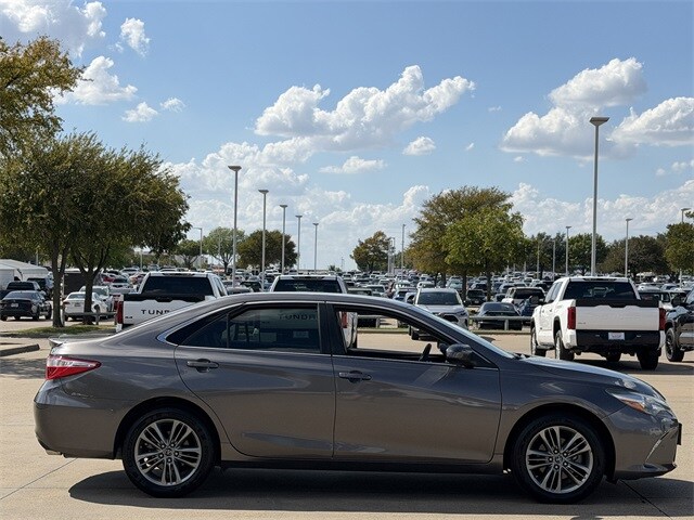 2017 Toyota Camry SE photo 2