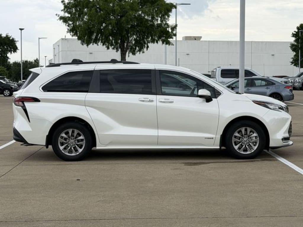 Certified 2021 Toyota Sienna XLE Van