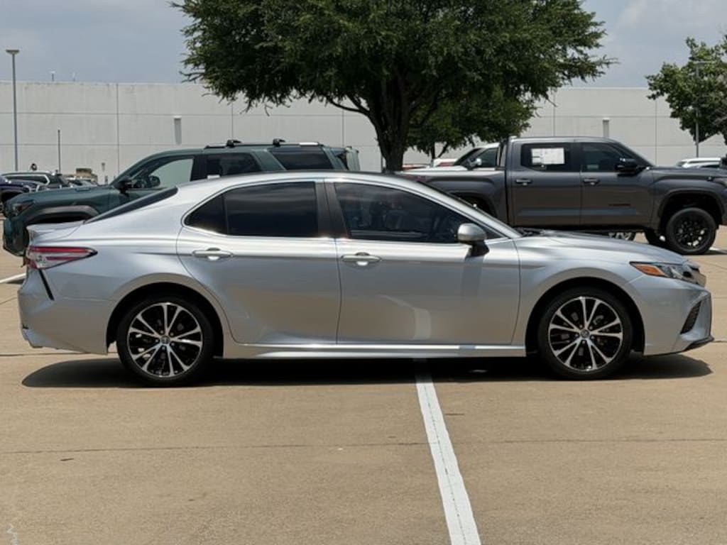 Used 2018 Toyota Camry SE Sedan