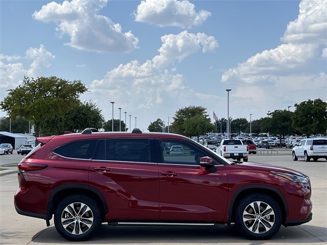 2022 Toyota Highlander XLE photo 2