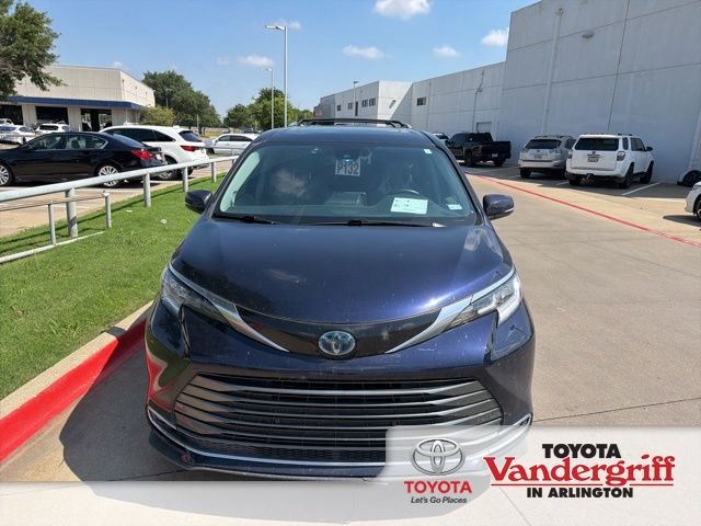 2022 Toyota Sienna Limited 7-Passenger Hybrid FWD's photo
