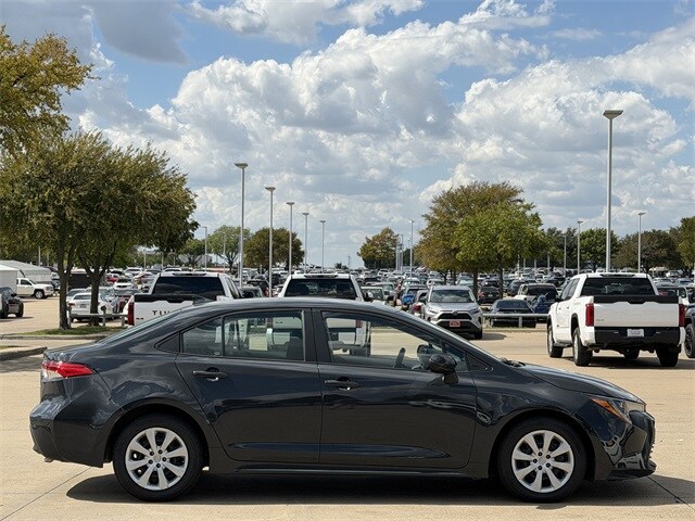 2023 Toyota Corolla LE photo 2