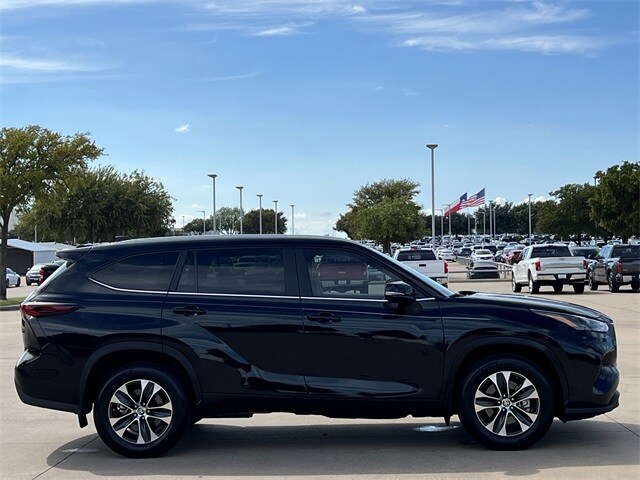 2024 Toyota Highlander XLE photo 2