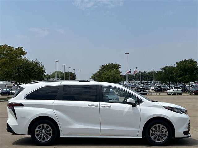 2024 Toyota Sienna LE photo 2