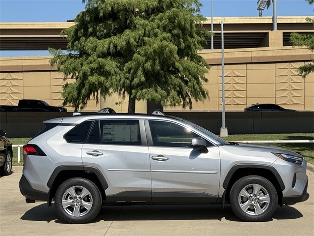2025 Toyota RAV4 XLE photo 3