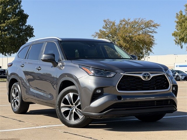 2024 Toyota Highlander LE photo 2