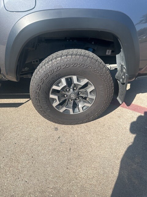 2023 Toyota Tacoma TRD Off-Road photo 2