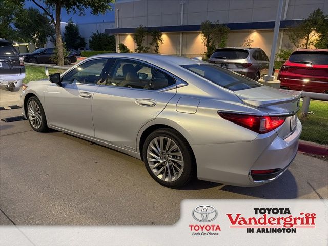 2019 Lexus ES 300h's photo