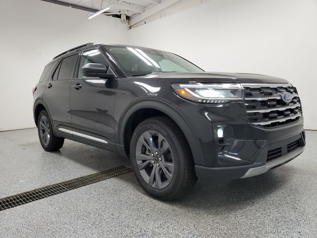2025 Ford Explorer photo 2