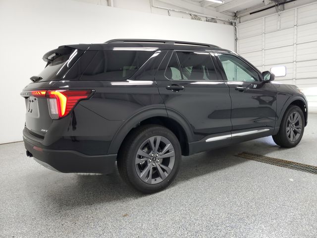 2025 Ford Explorer photo 3