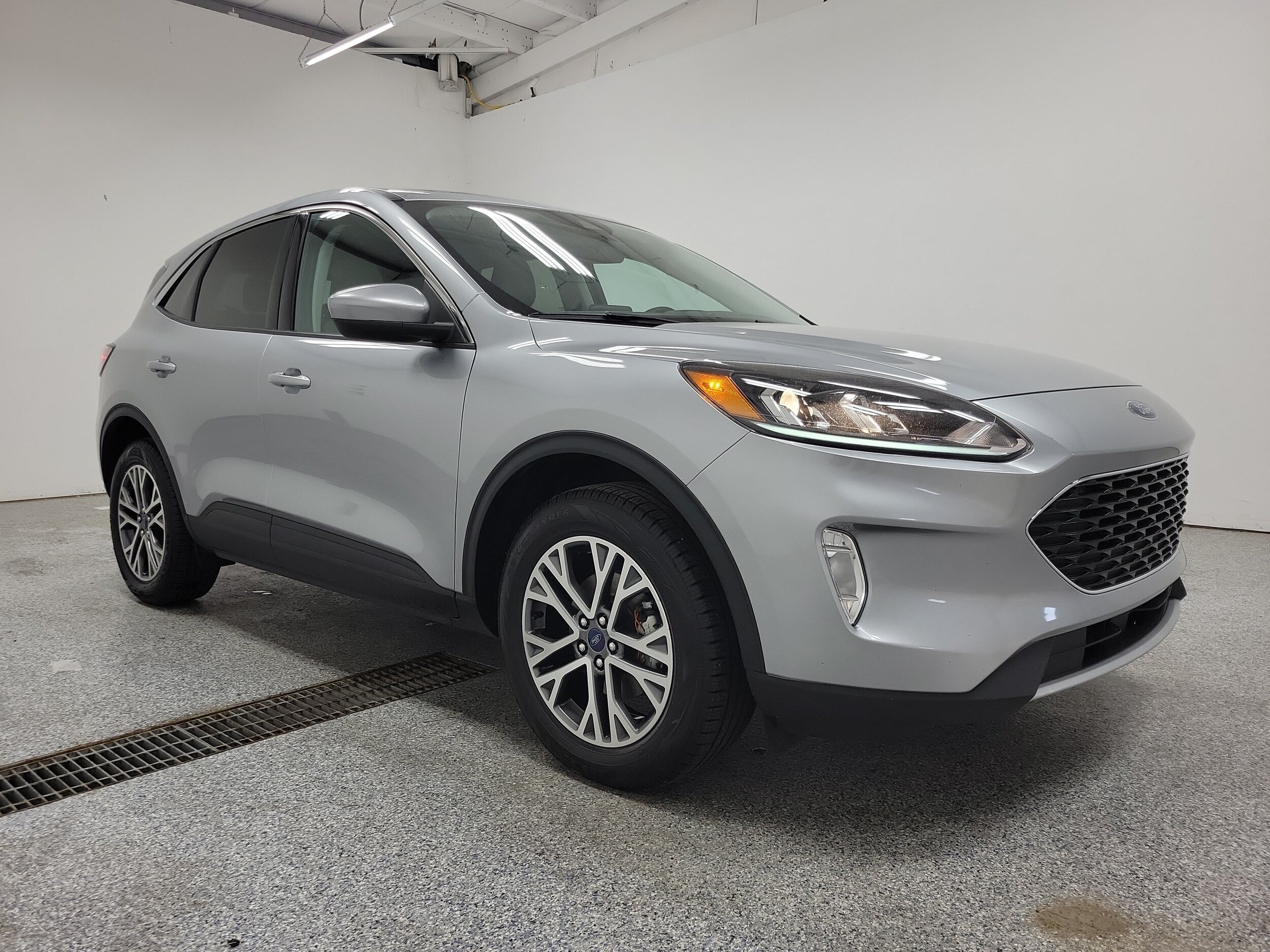 Used 2022 Ford Escape SEL with VIN 1FMCU9H63NUA14923 for sale in Cedar Springs, MI
