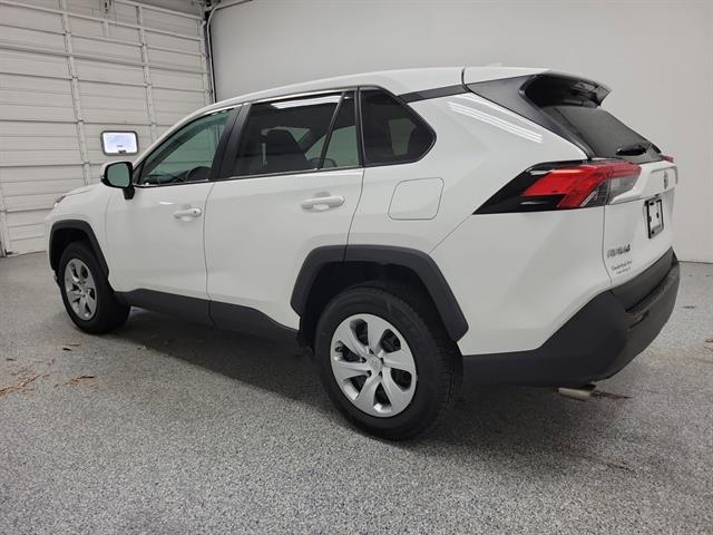 2022 Toyota RAV4 LE photo 2