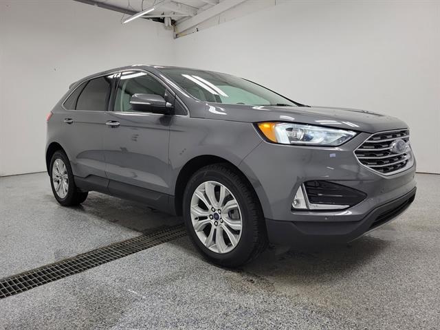 2021 Ford Edge Titanium photo 2