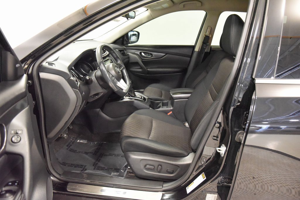 2017 Nissan Rogue SV photo 2