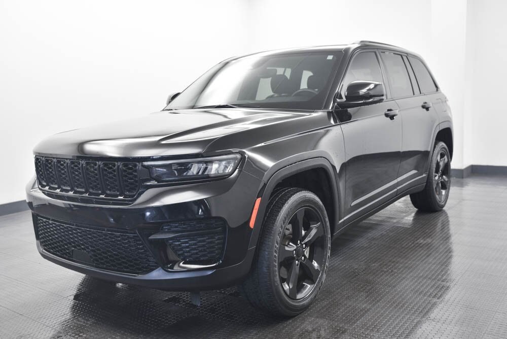 2023 Jeep Grand Cherokee Altitude photo 3