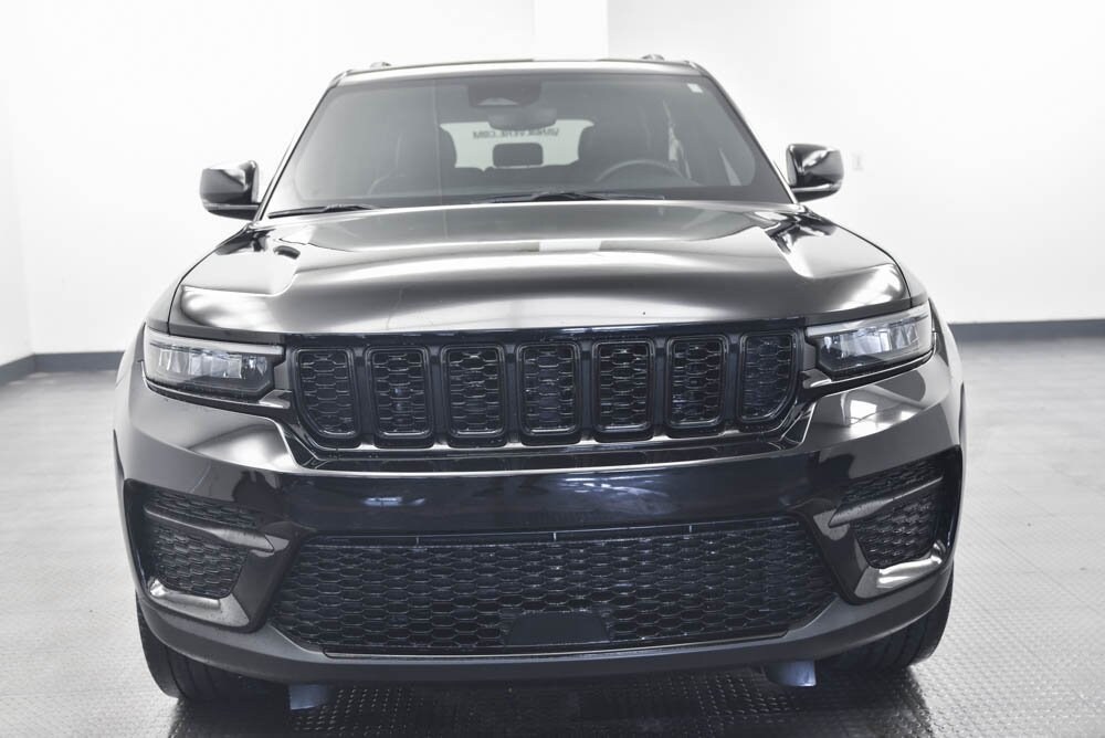 2023 Jeep Grand Cherokee Altitude photo 2