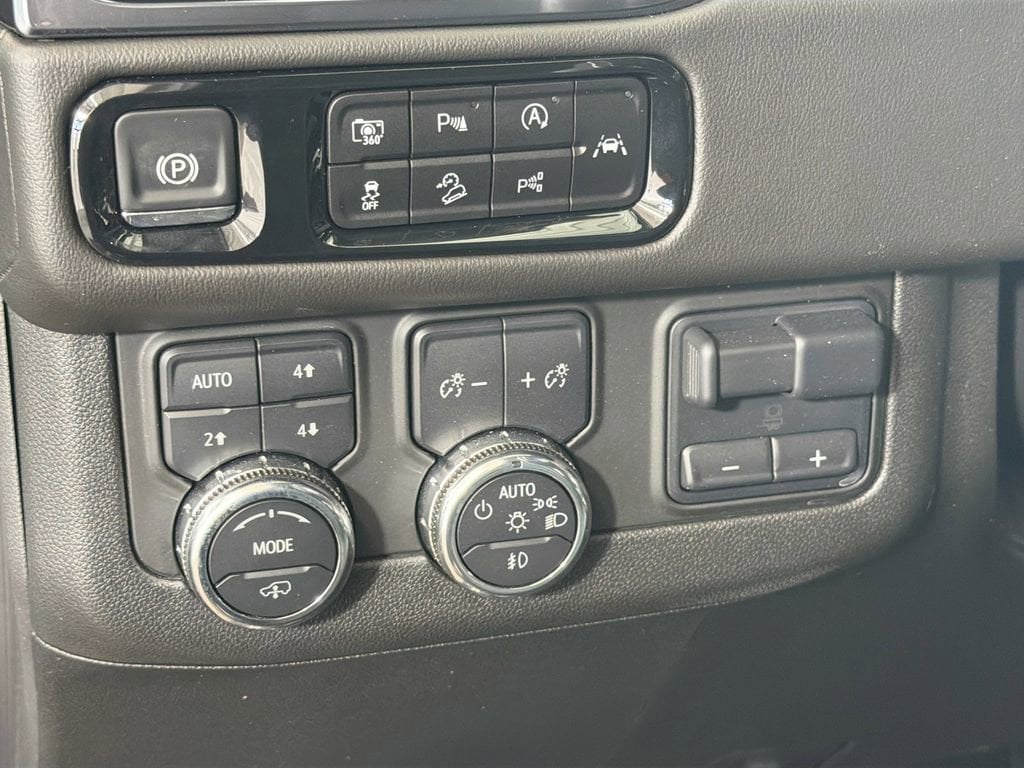 2025 GMC Yukon AT4 - Photo 13
