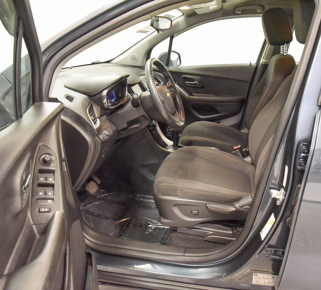 2021 Chevrolet Trax LS photo 2