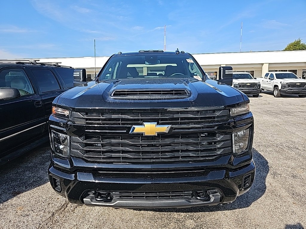 2024 Chevrolet Silverado 2500HD Custom photo 2