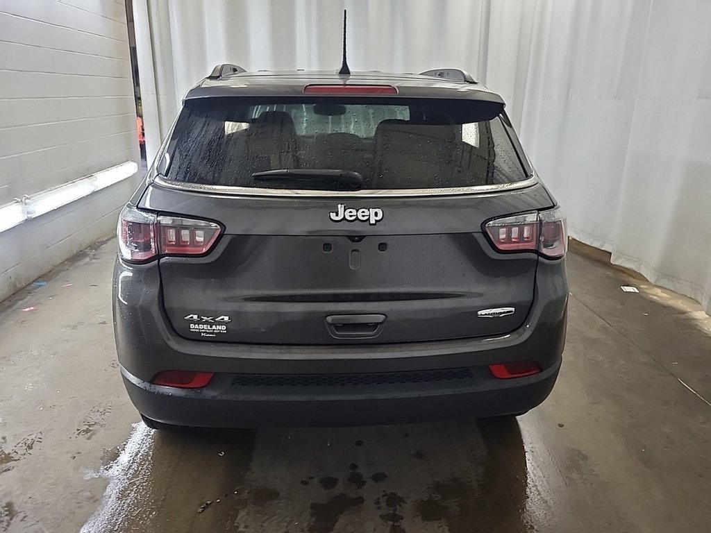 2023 Jeep Compass Latitude Lux photo 3