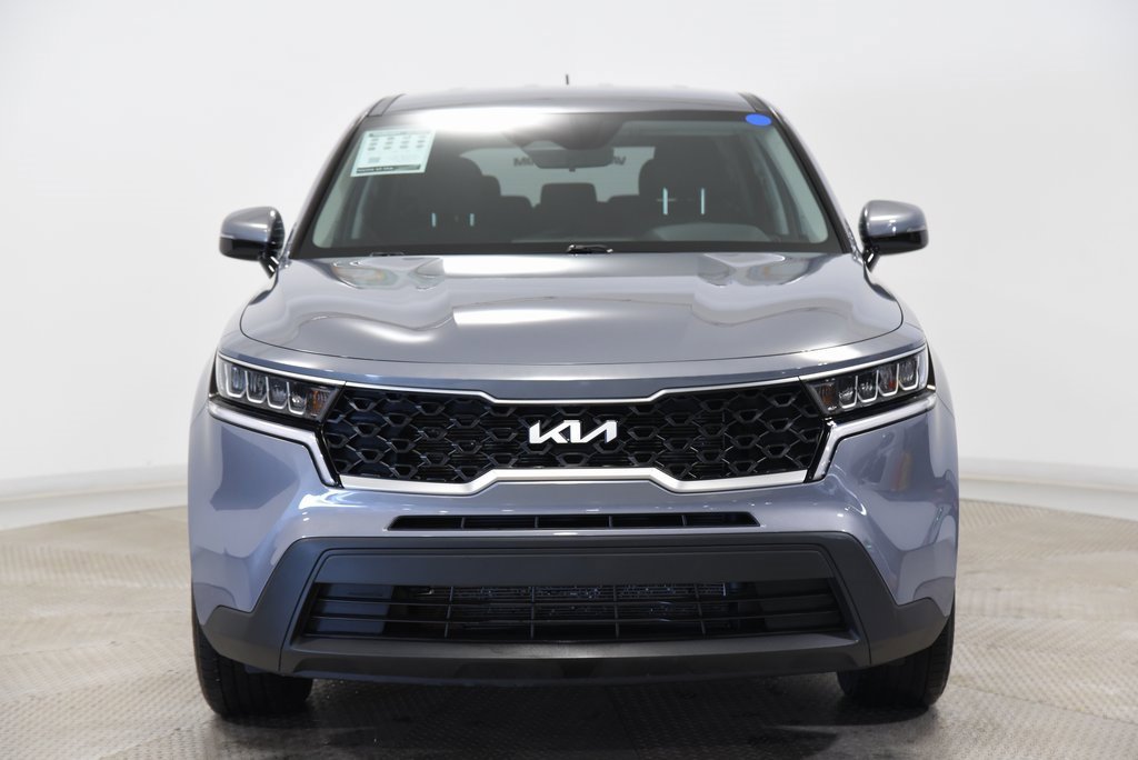 2022 Kia Sorento LX photo 2
