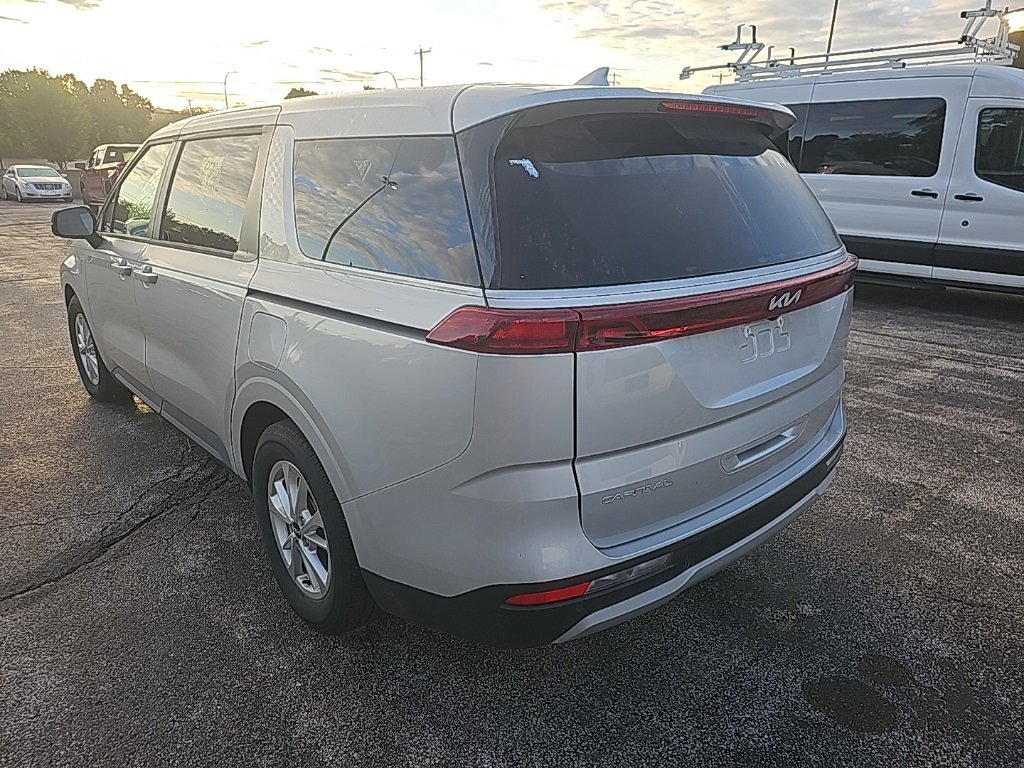 2023 Kia Carnival LX photo 2