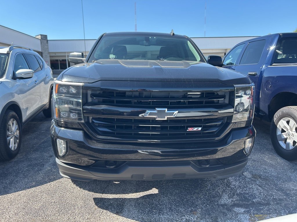 2018 Chevrolet Silverado 1500 LT photo 2