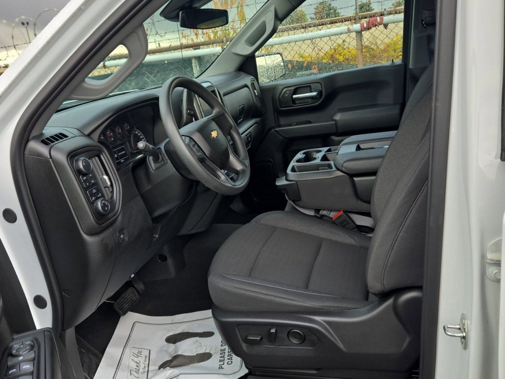 2024 Chevrolet Silverado 1500 Custom photo 3