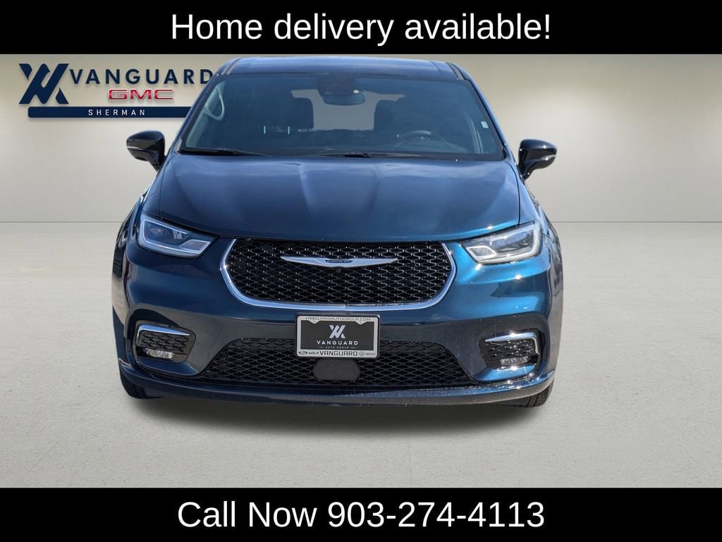 Used 2025 Chrysler Pacifica Select