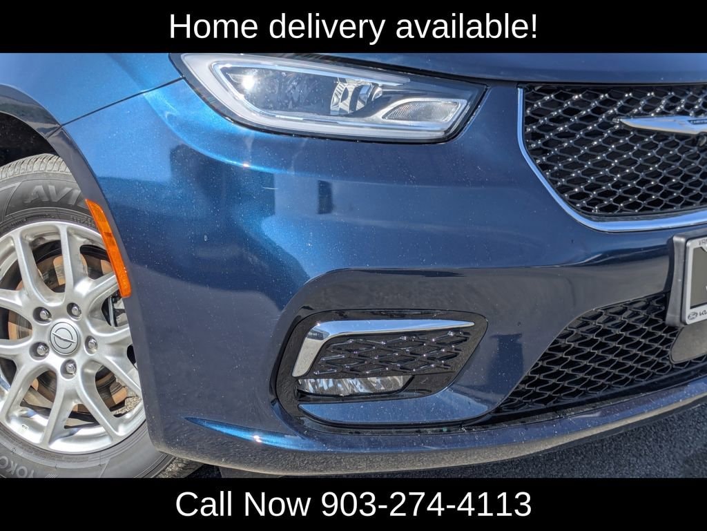 Used 2025 Chrysler Pacifica Select