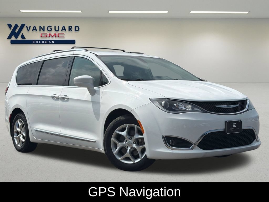 2017 Chrysler Pacifica Touring-L Plus's photo
