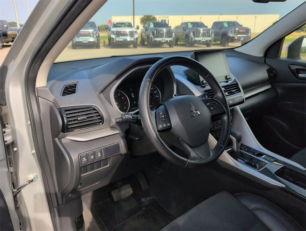 2022 Mitsubishi Eclipse Cross SE photo 2