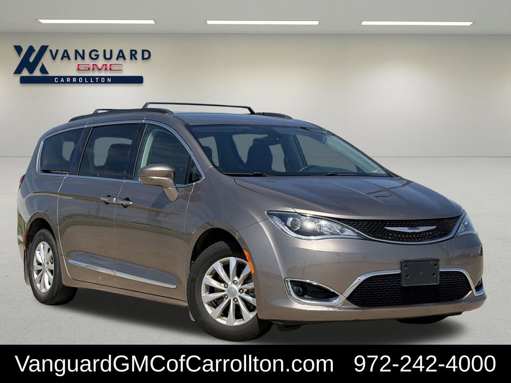 2017 Chrysler Pacifica Touring-L's photo